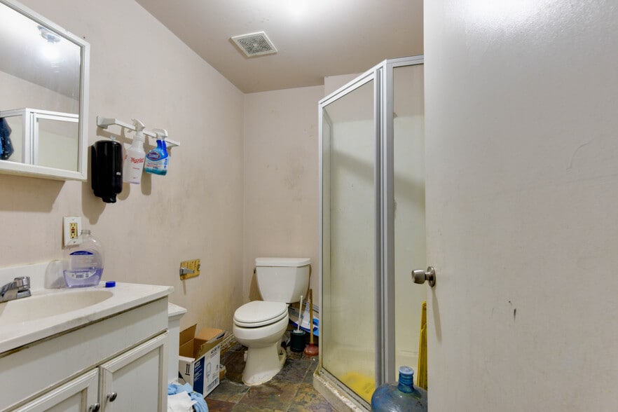 More Photos Of 14332 Oxnard St, Van Nuys Warehouse For Lease