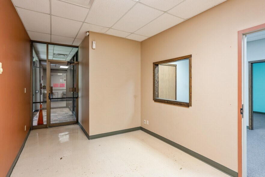 More Photos Of 202-210 W State St, Marshalltown Office For Sale