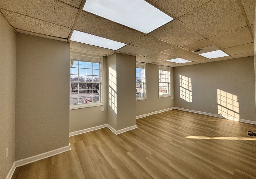 More Photos Of 4 Greenway St NW, Glen Burnie Storefront Retail Office For Sale