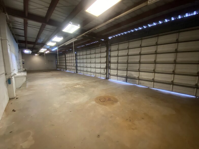 More Photos Of 33 S Alma School Rd, Mesa Auto Repair For Lease