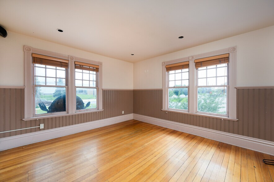 More Photos Of 2711 W College St, Bozeman Restaurant For Sale