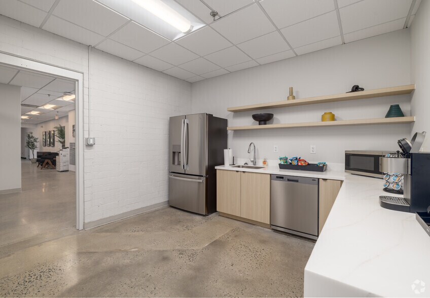 More Photos Of 900 Pressley Rd, Charlotte Warehouse For Lease