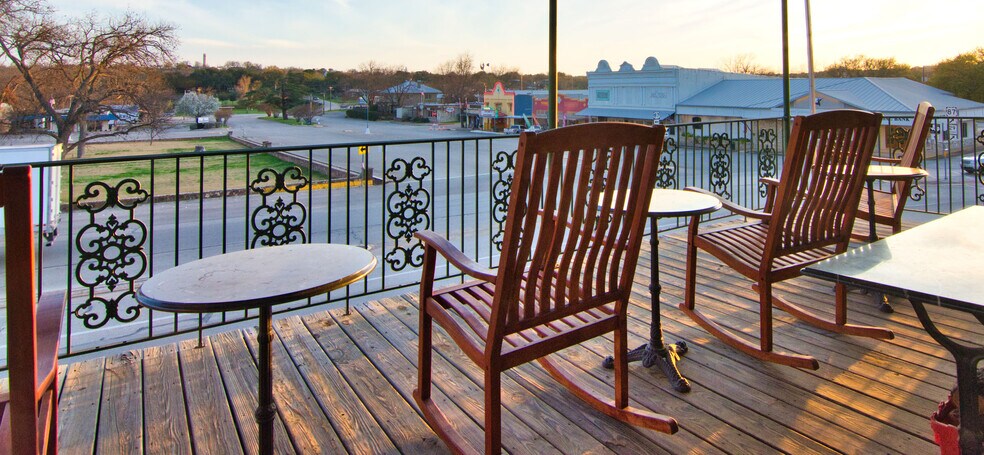 More Photos Of 226 Fort McKavitt St, Mason Hospitality For Sale