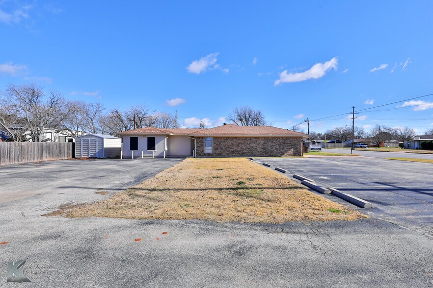 More Photos Of 2810 S 27th St, Abilene Office For Sale