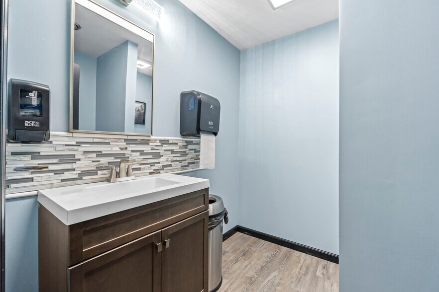 More Photos Of 770 E Franklin St, Huntington Restaurant For Sale