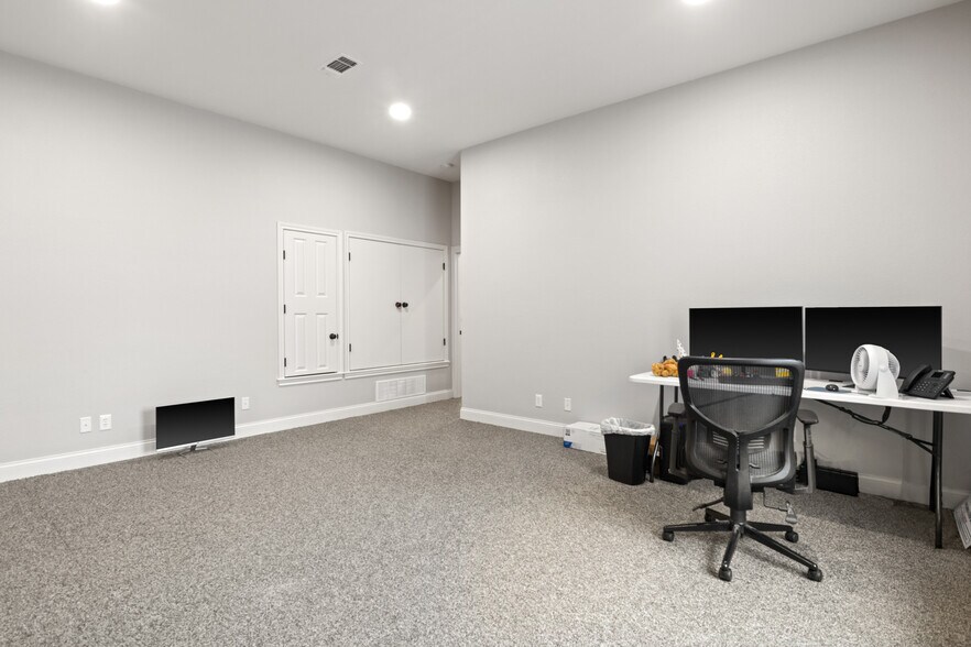More Photos Of 107 E 11th St, Mount Pleasant Office For Sale
