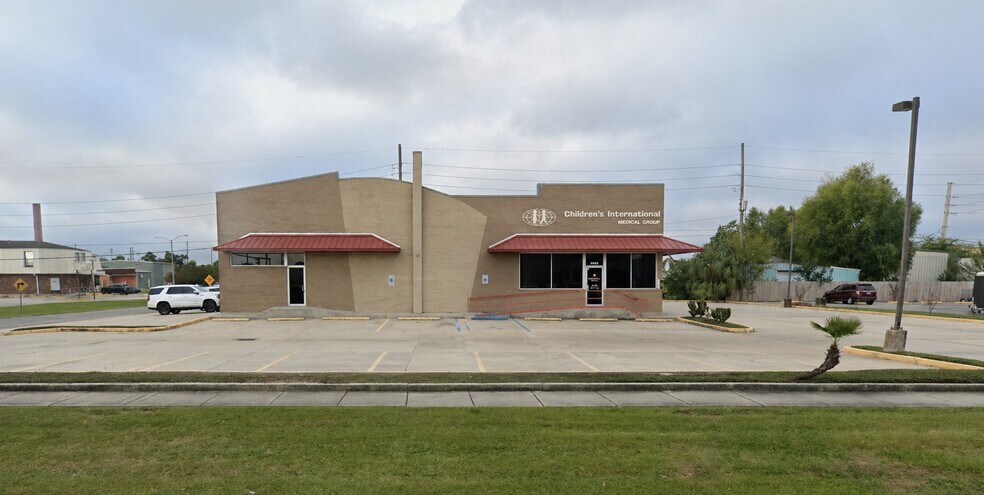 Primary Photo Of 8250 W Judge Perez Dr, Chalmette Medical For Sale