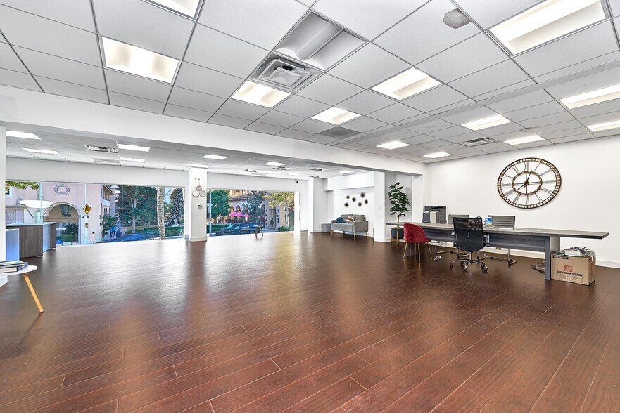 Primary Photo Of 220-228 N Canon Dr, Beverly Hills Loft Creative Space For Lease