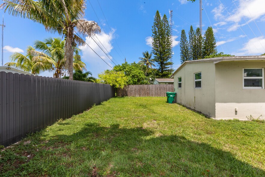 More Photos Of 5521 SW 34th St, Pembroke Park Multifamily For Sale