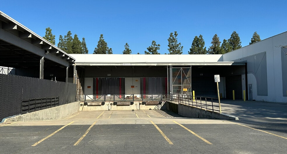 More Photos Of 2842 N Business Park Ave, Fresno Manufacturing For Lease