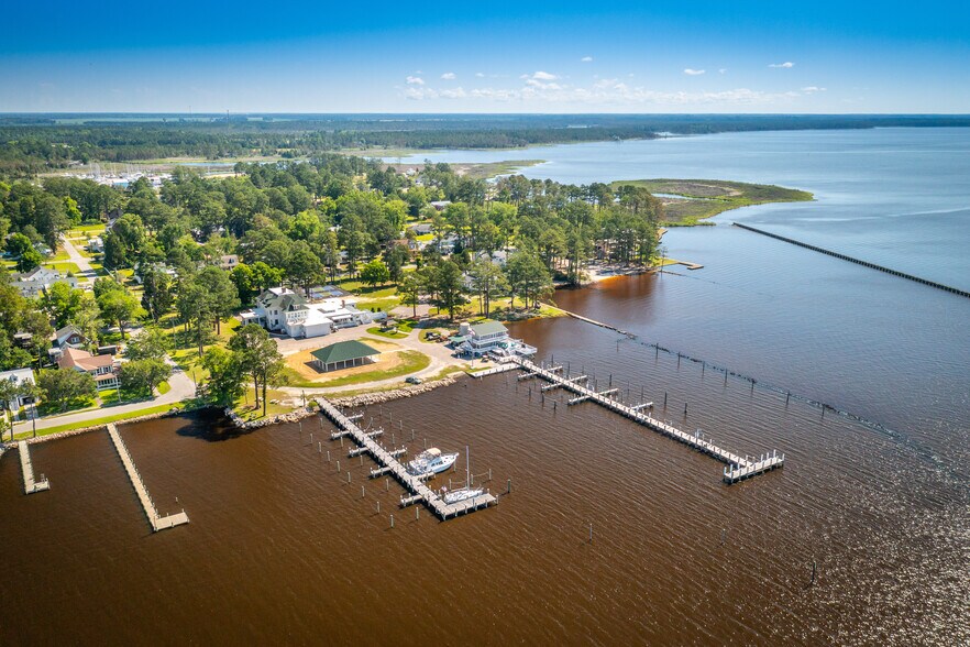More Photos Of 738 E Main St, Belhaven Hotel For Sale