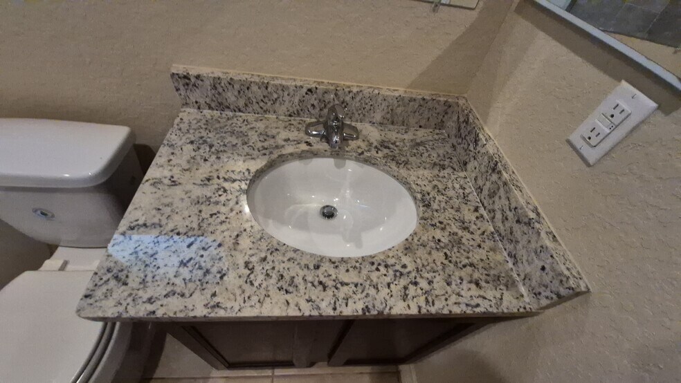 More Photos Of 6866 Lakeview Dr, San Antonio Multifamily For Sale