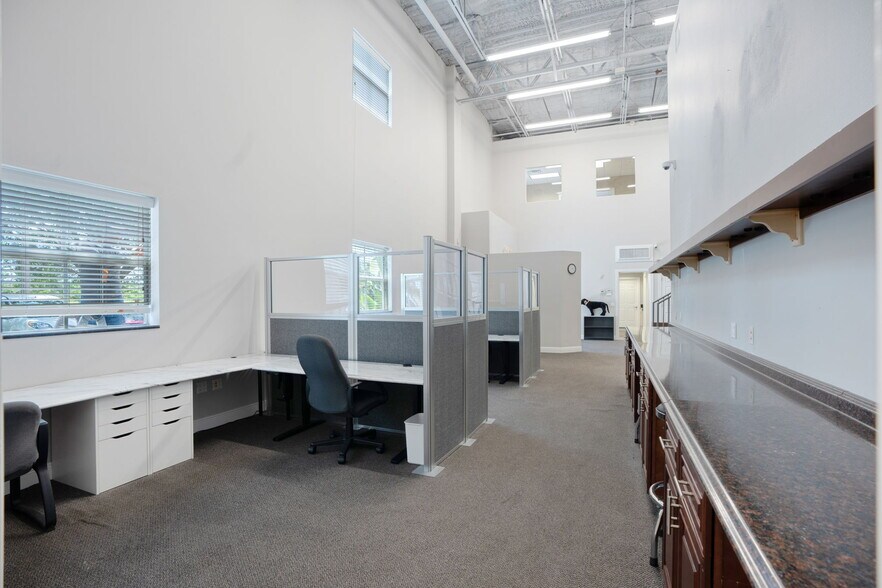 More Photos Of 6341 Porter Rd, Sarasota Light Distribution For Sale