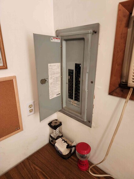 More Photos Of 2384 W 23rd St, Bellaire Warehouse For Sale