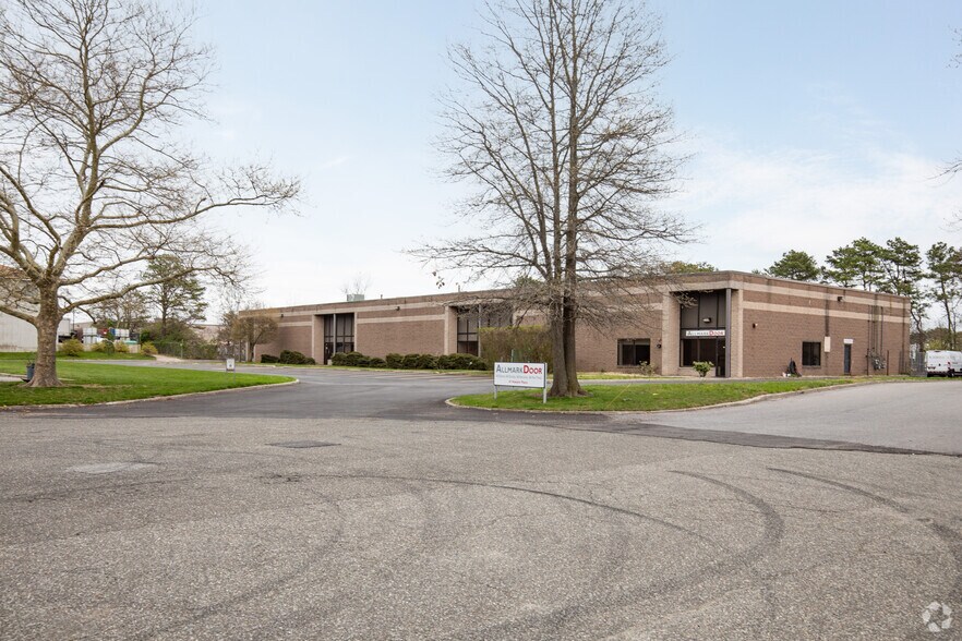 More Photos Of 41 Howard Pl, Ronkonkoma Warehouse For Lease