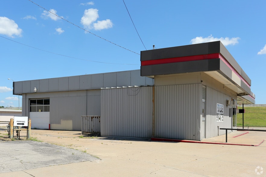 More Photos Of 8101 E Skelly Dr, Tulsa Auto Dealership For Lease