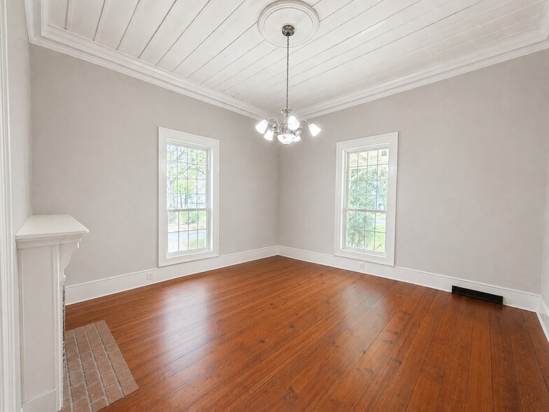 More Photos Of 212 N Erwin St, Cartersville Office For Sale