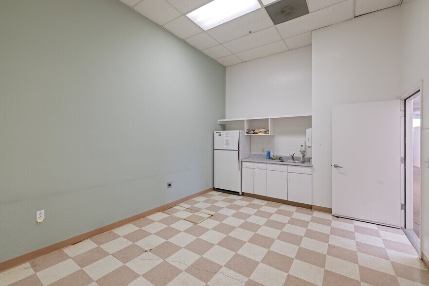 More Photos Of 33641 Mission Blvd, Union City Freestanding For Sale