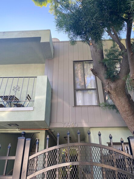 More Photos Of 10940 Hesby St, North Hollywood Apartments For Sale