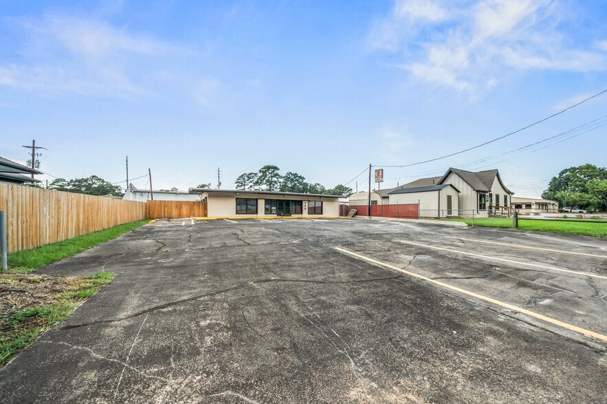 More Photos Of 909 Houston St, Conroe Freestanding For Sale