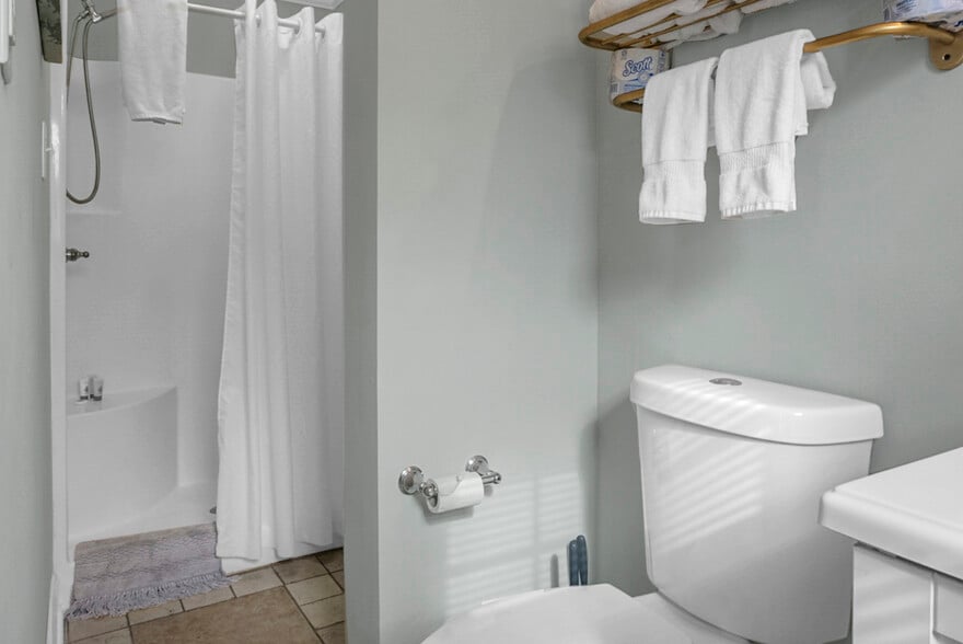 More Photos Of 205 Harper Ave, Carolina Beach Hotel For Sale