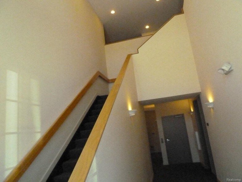 More Photos Of 14950 E Jefferson Ave, Grosse Pointe Park Office For Lease