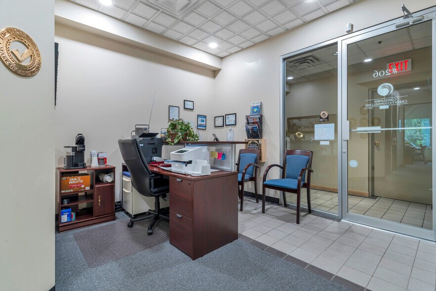 More Photos Of 1120 Westwood St, Coquitlam Office For Sale
