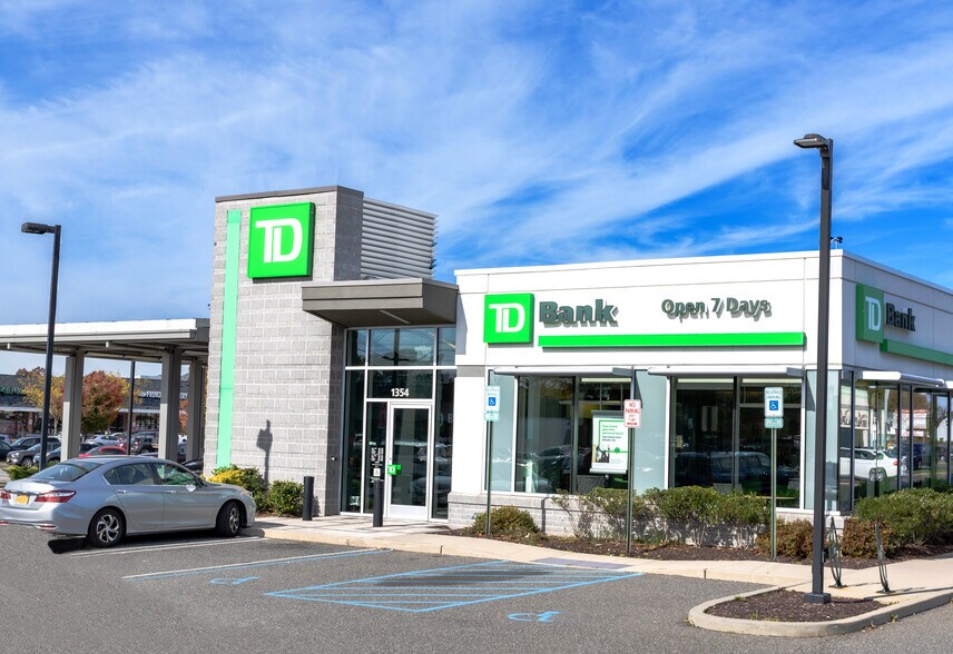 More Photos Of 1304-1354 Hicksville Rd, Massapequa Unknown For Lease