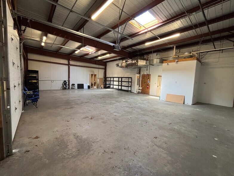 More Photos Of 17 Clinton Dr, Hollis Light Manufacturing For Lease