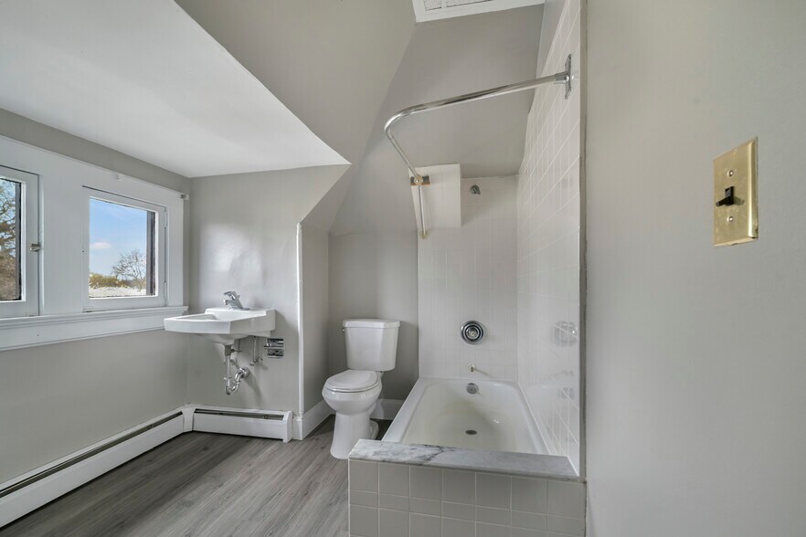 More Photos Of 295 Montgomery St, Bloomfield Office For Lease