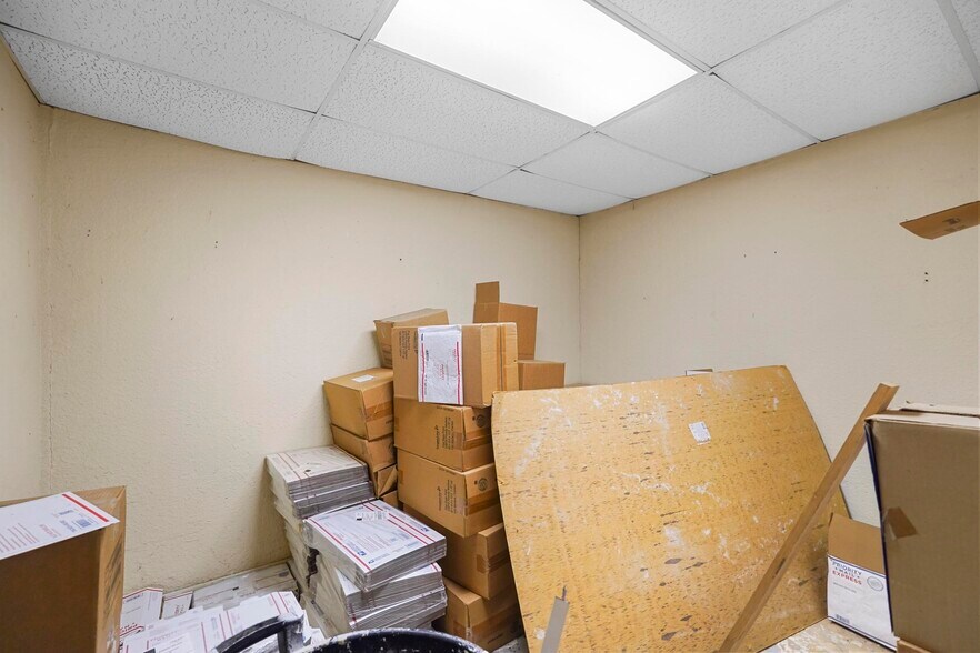 More Photos Of 2001 I-30 E, Greenville Light Manufacturing For Sale