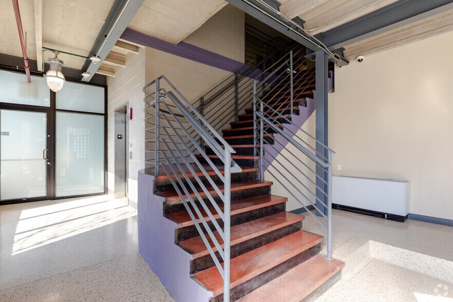 More Photos Of 1700 W Hubbard St, Chicago Light Distribution For Lease