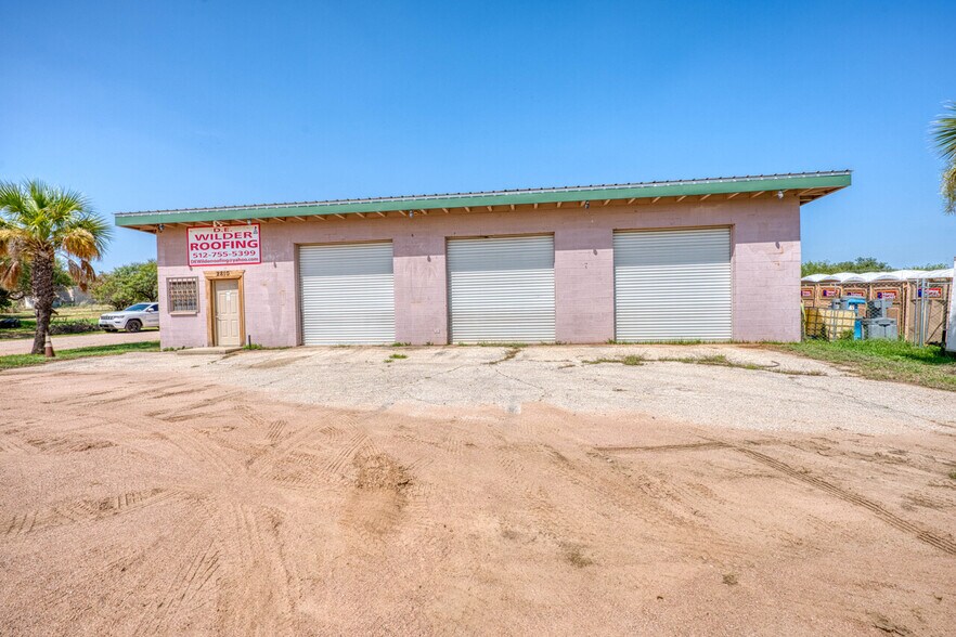 More Photos Of 2810 W Highway 1431, Kingsland Flex For Sale