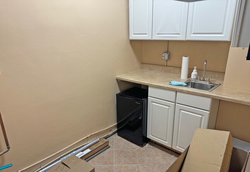 More Photos Of 20455 Mack Ave, Grosse Pointe Woods Storefront Retail Office For Lease