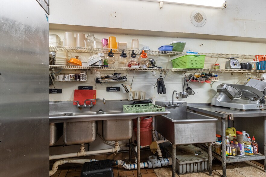 More Photos Of 2441 NW 43rd St, Gainesville Storefront For Sale