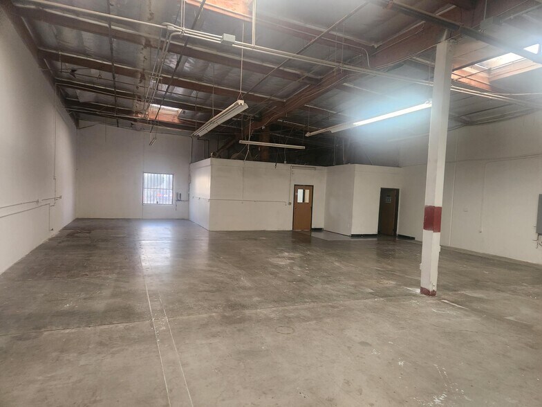 More Photos Of 1361 S Lyon St, Santa Ana Warehouse For Lease