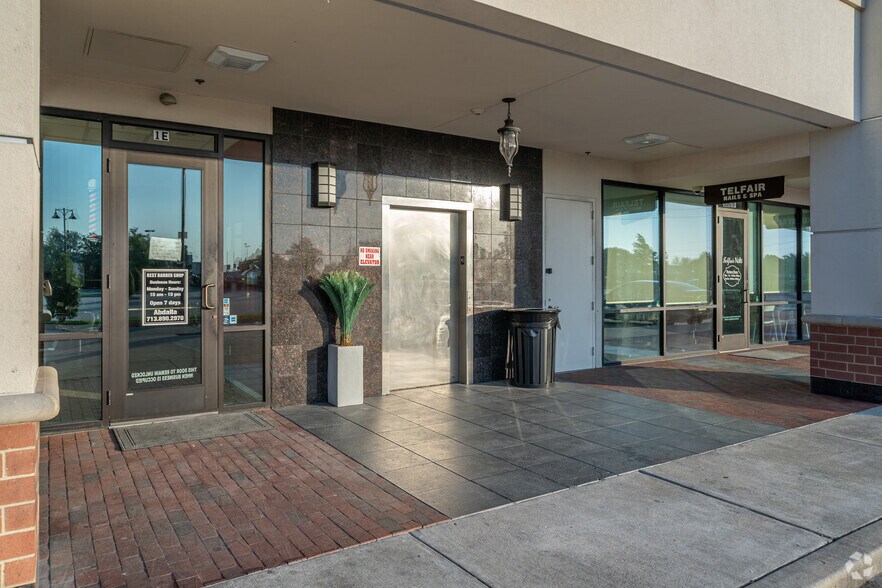More Photos Of 11929 University Blvd, Sugar Land Storefront Retail Office For Lease