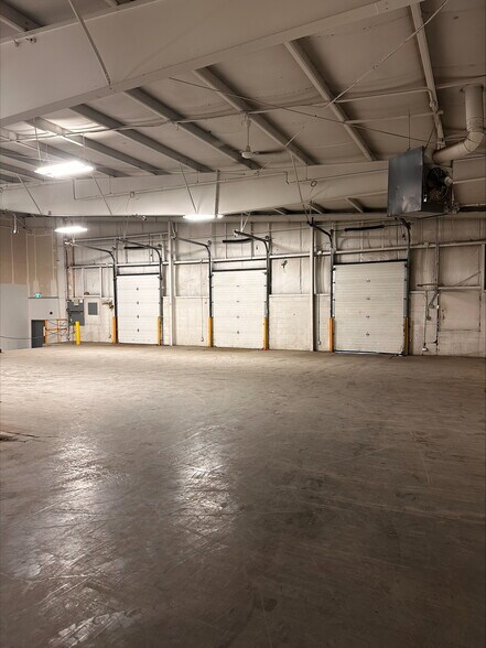 More Photos Of 5355 8th St NE, Calgary Warehouse For Lease