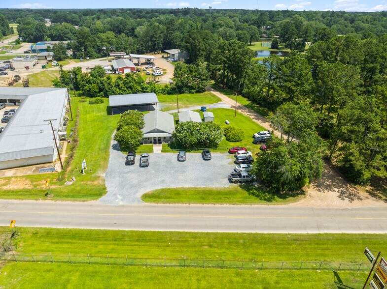 More Photos Of 8109 Highway 63, Clinton Veterinarian Kennel For Sale