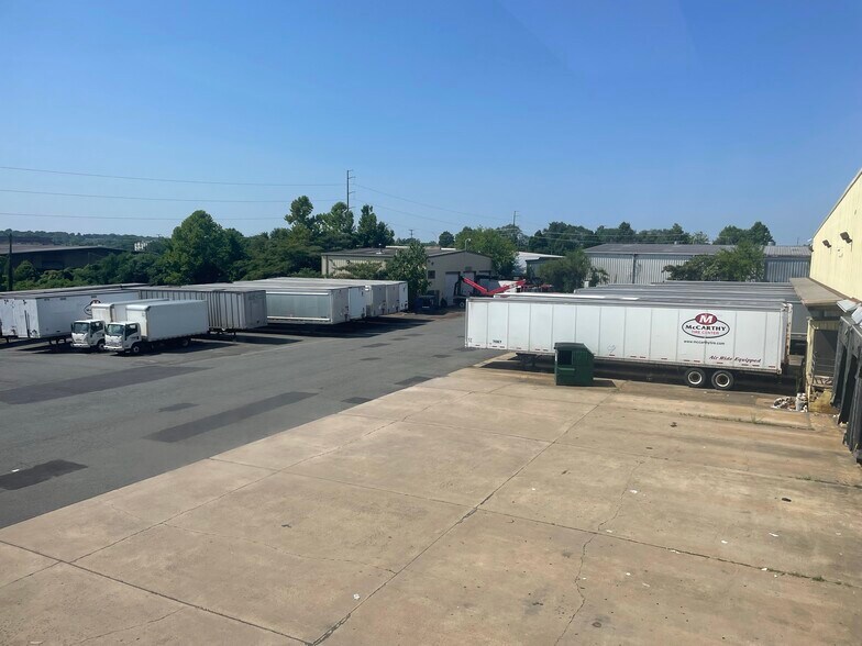 More Photos Of 9061-9073 Euclid Ave, Manassas Warehouse For Lease