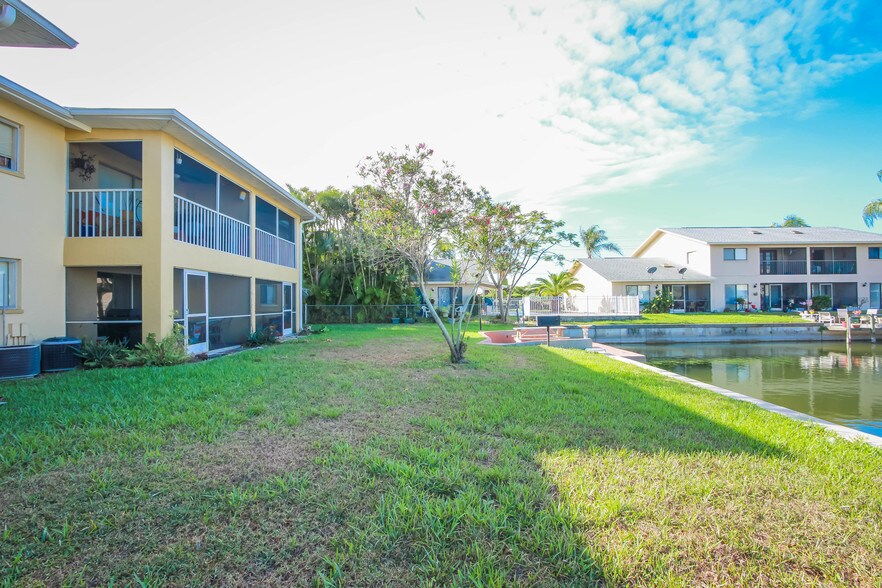 More Photos Of 706 SE 13th Ct, Cape Coral Apartments For Sale