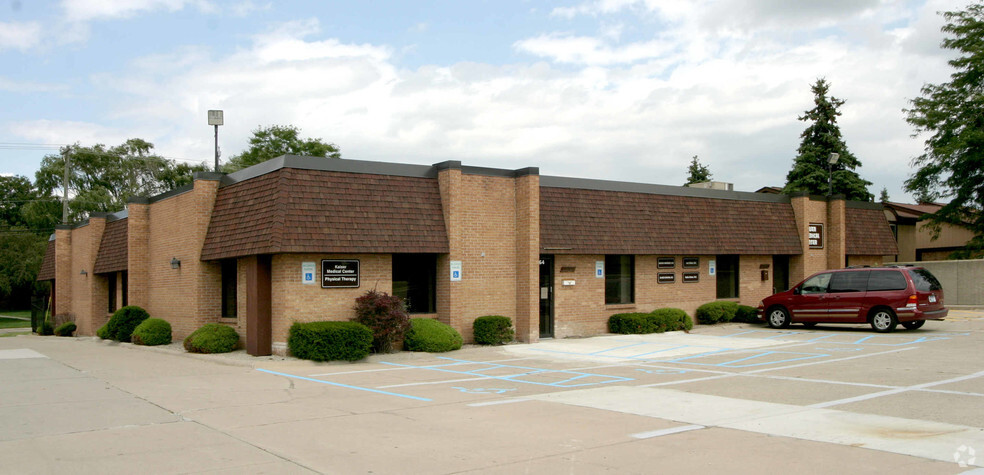 Primary Photo Of 11670 Martin Rd, Warren Medical For Sale