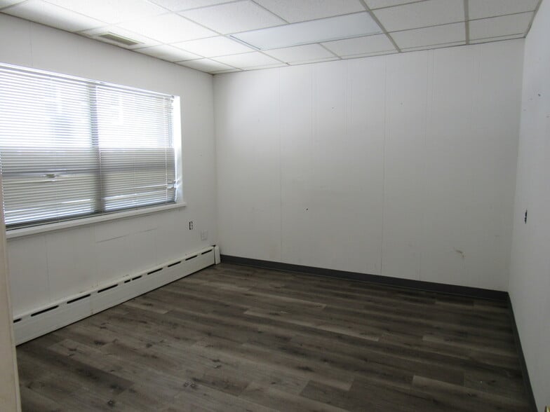 More Photos Of 32 Aqueduct St, Ossining Warehouse For Lease