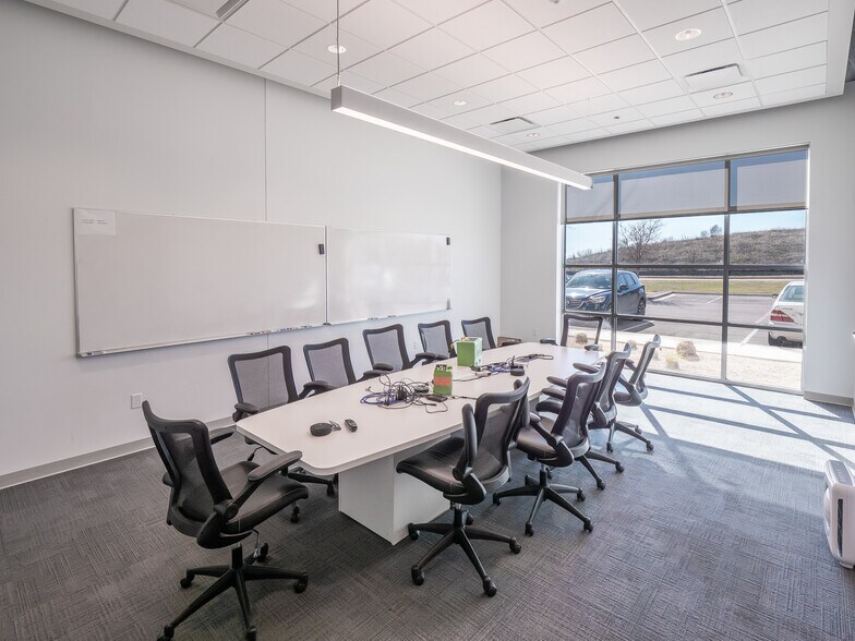 More Photos Of 3101 Eagles Nest St, Round Rock Flex For Lease