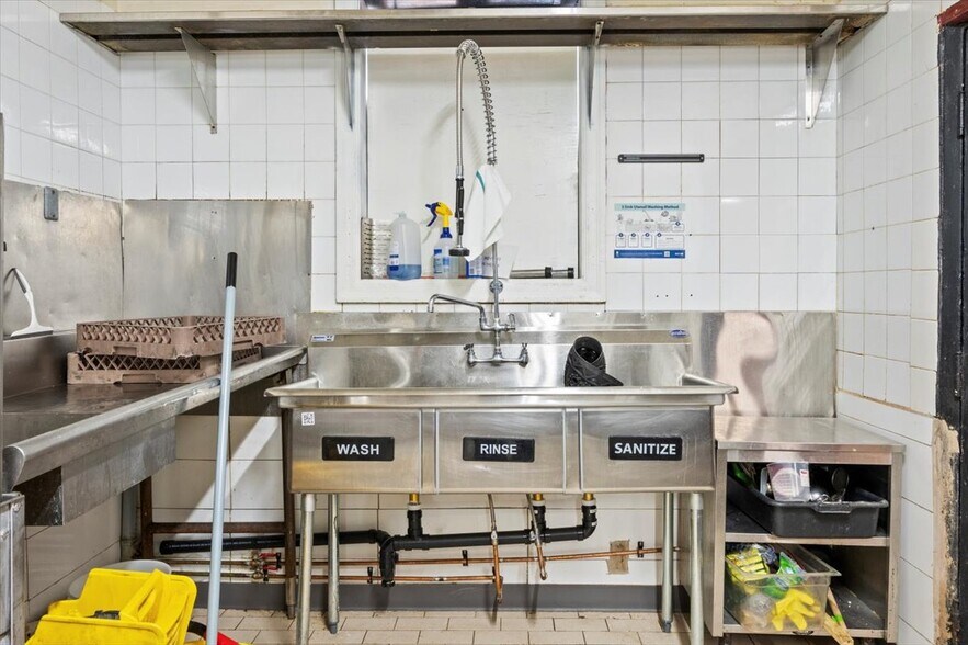 More Photos Of 21 Celina St, Oshawa Restaurant For Sale