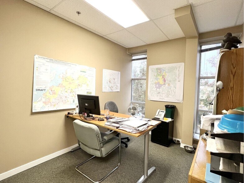 More Photos Of 998 Harbourside Dr, North Vancouver Showroom For Sale