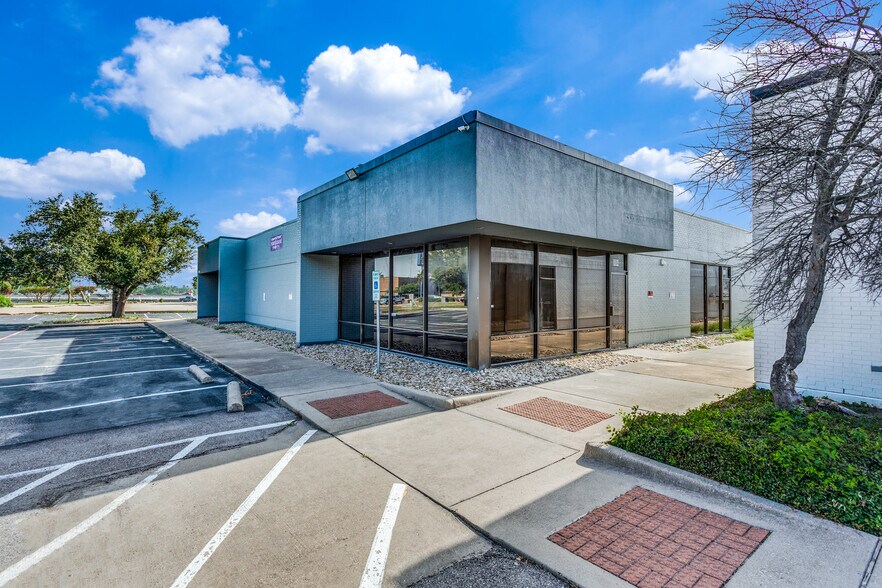 More Photos Of 1910 Pendleton Dr, Garland Flex For Lease