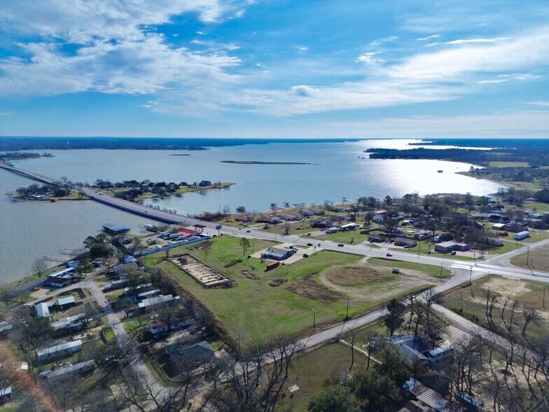 More Photos Of 1106 E Cedar Creek Pky, Seven Points Service Station For Sale