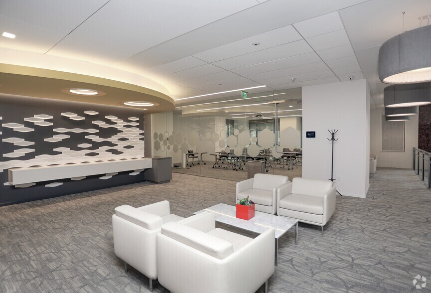 More Photos Of 10 W Market St, Indianapolis Office For Lease