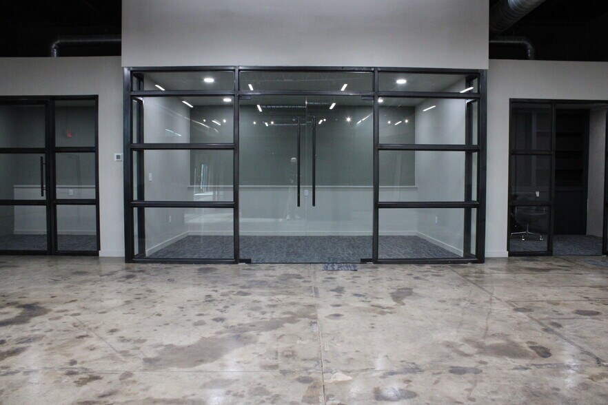 More Photos Of 702 W Commerce St, Dallas Office For Sale